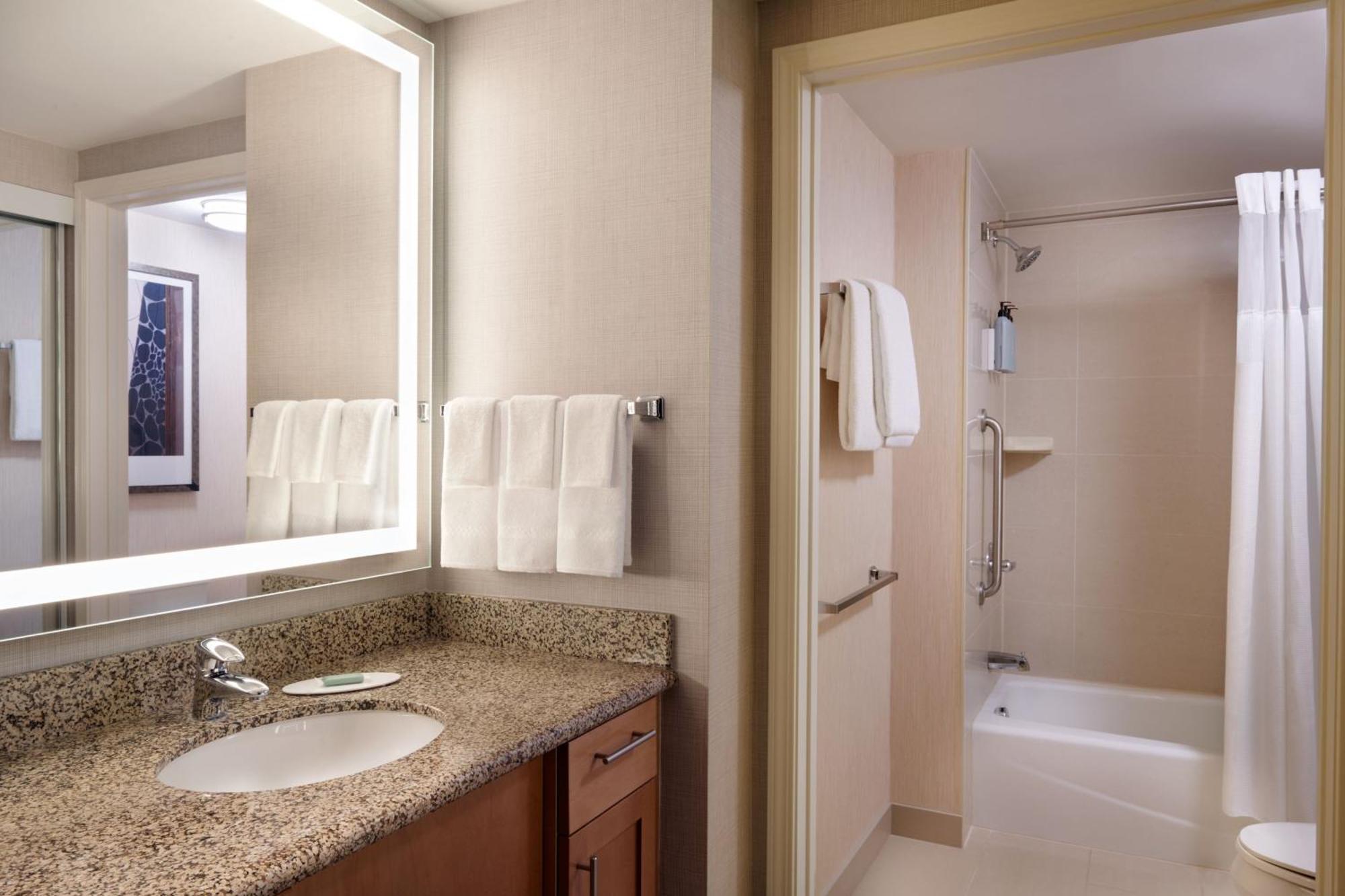Residence Inn By Marriott Calgary Airport Esterno foto